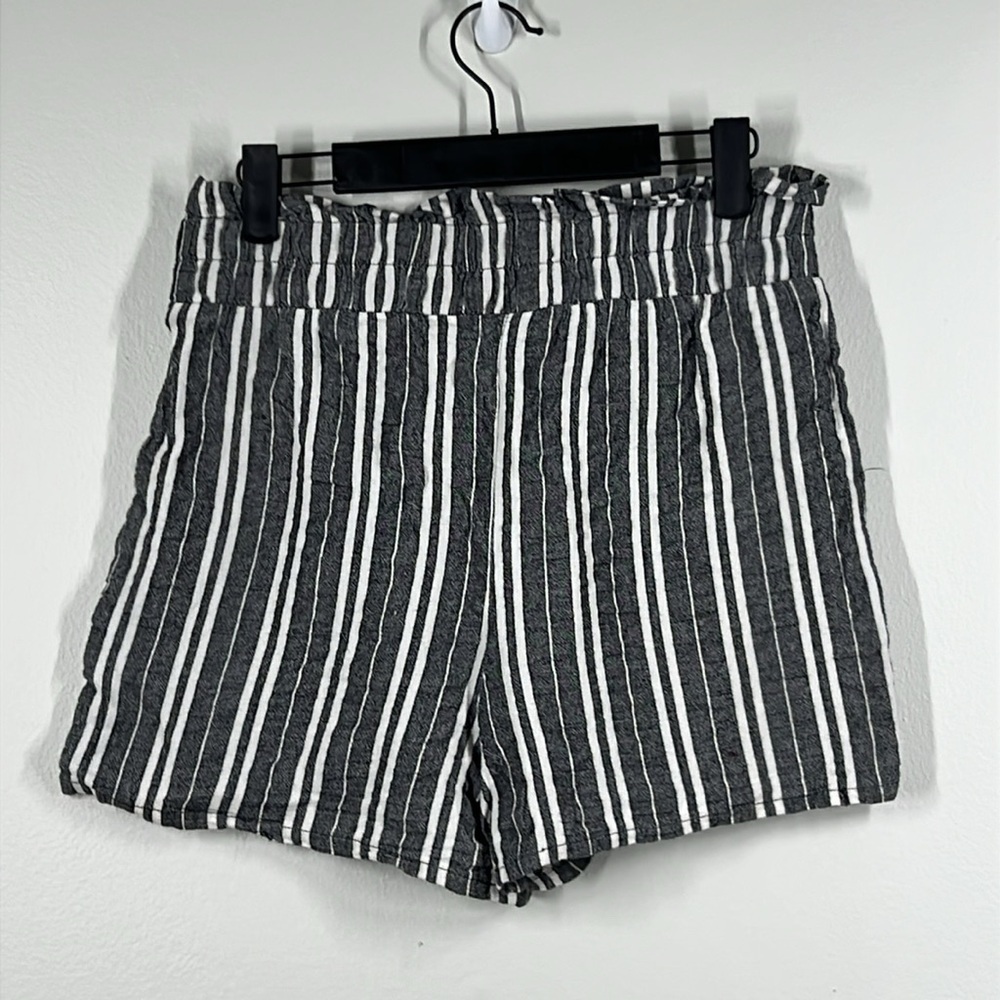Wild Fable Size Medium Gray and Shite Striped Mini Shorts Elastic Waist - Picture 2 of 6
